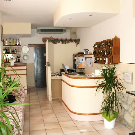 Jolie Hotel