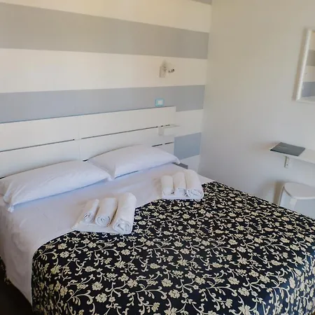 Jolie Hotel